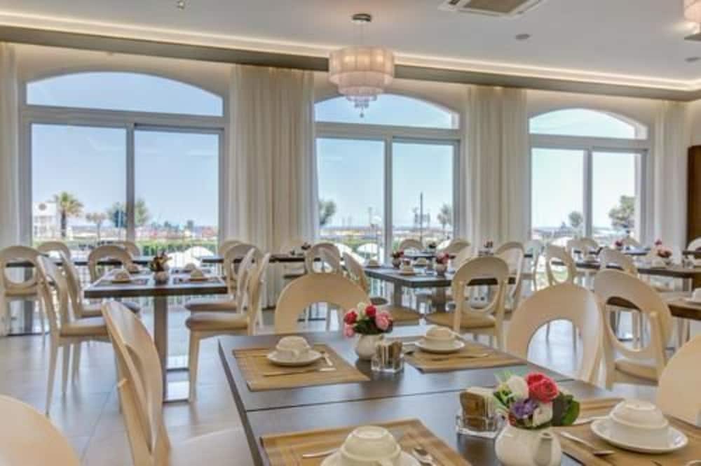 HOTEL AUGUSTEA 45/62