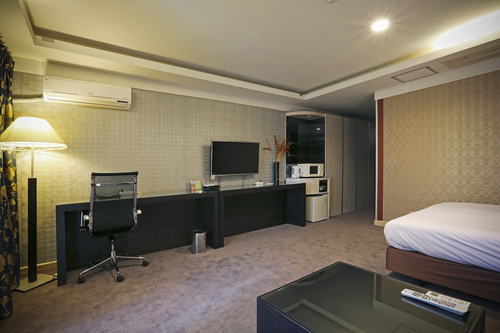 Metro Tourist Hotel 11/31