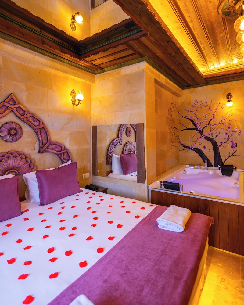 Bayar Cave Suite 23/60