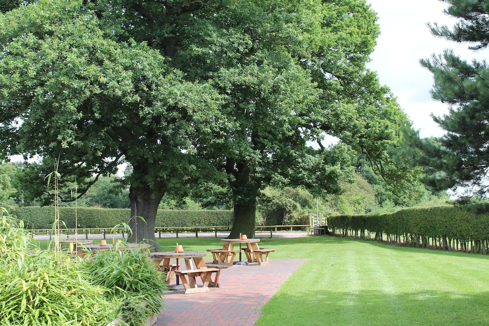 Oak Farm Hotel 4/40