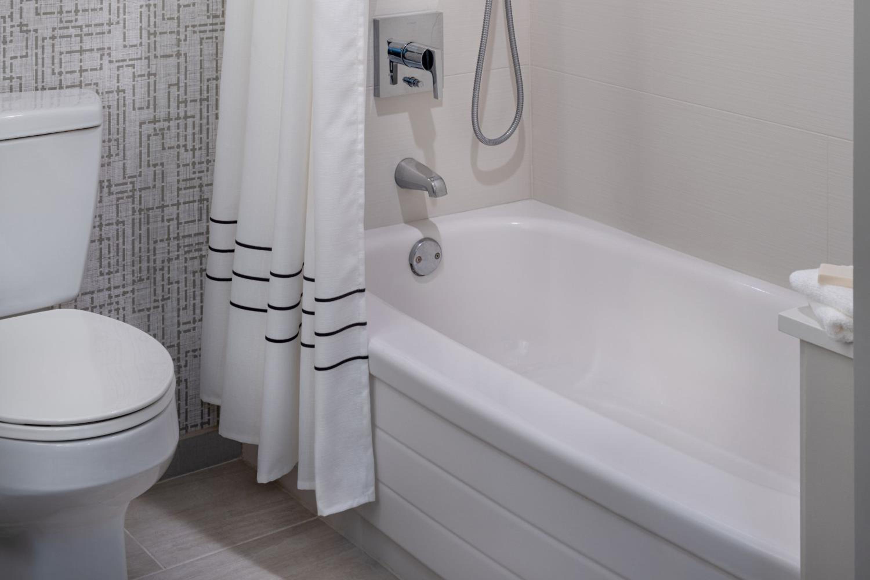 Guest Room, 2 Queen Beds, Concierge Level، Marriott St Petersburg Clearwater 6/10