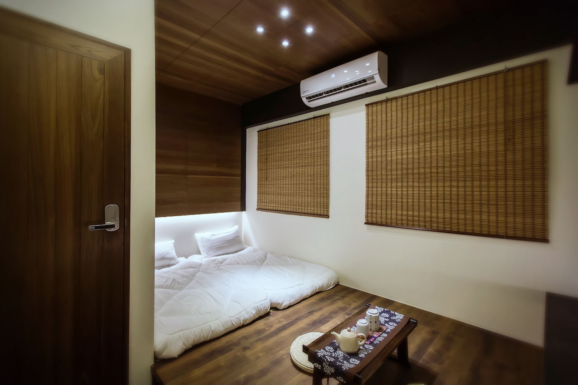 Tower, 2 Futon Beds