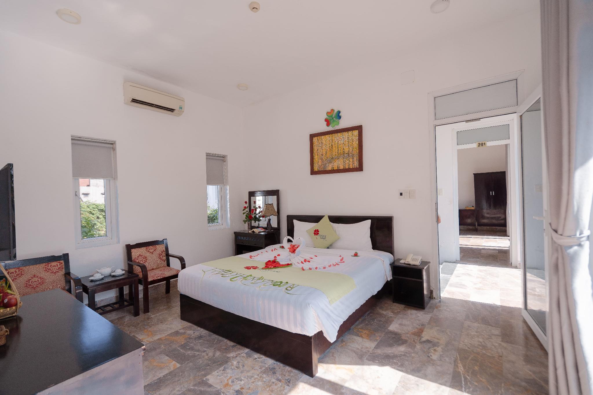 Deluxe, King Bed, Pool View
