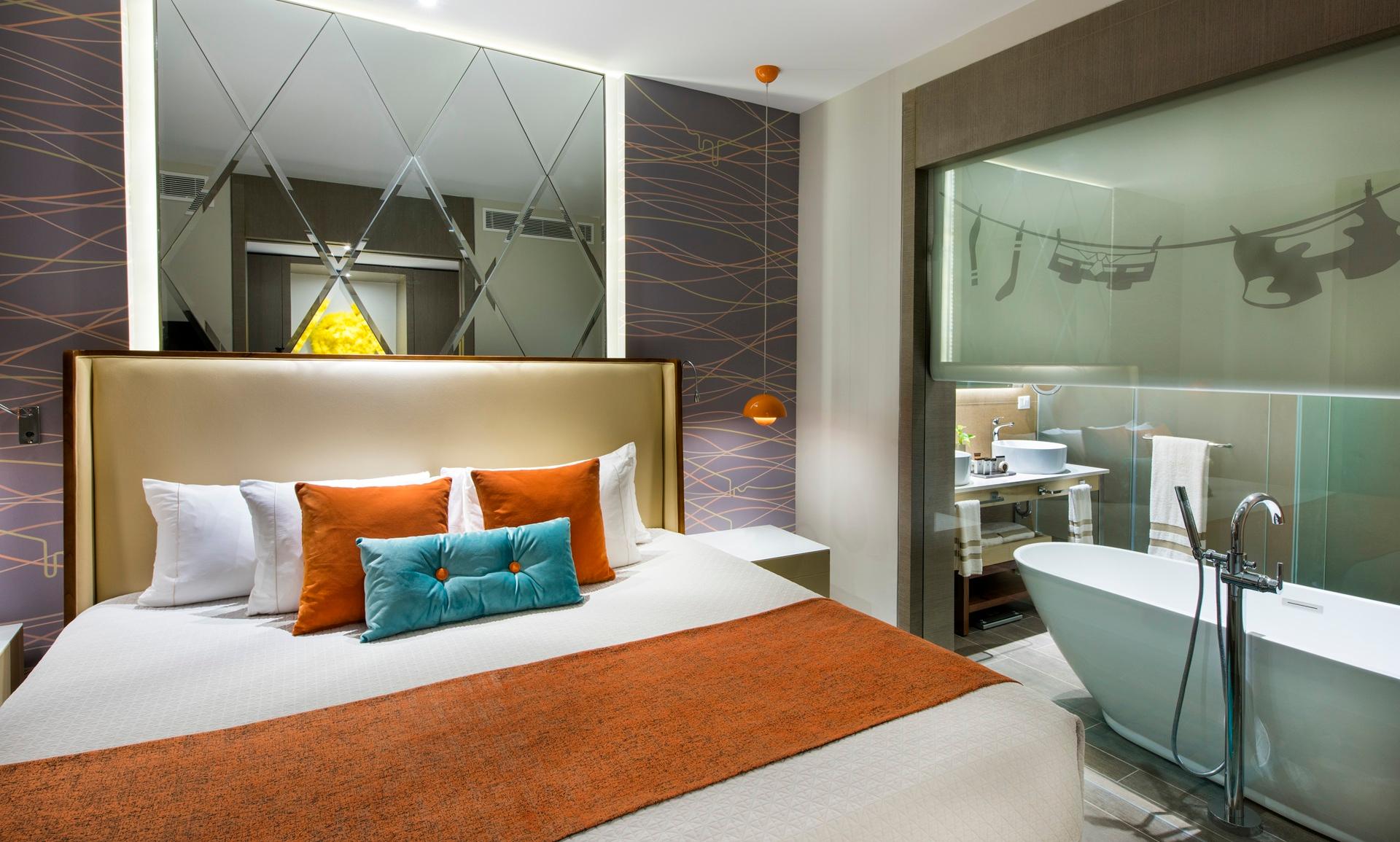 Super, Suite, Pool View