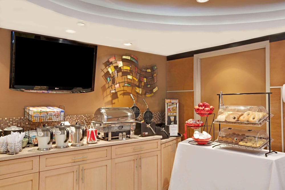 Ramada by Wyndham Bronx 43/55