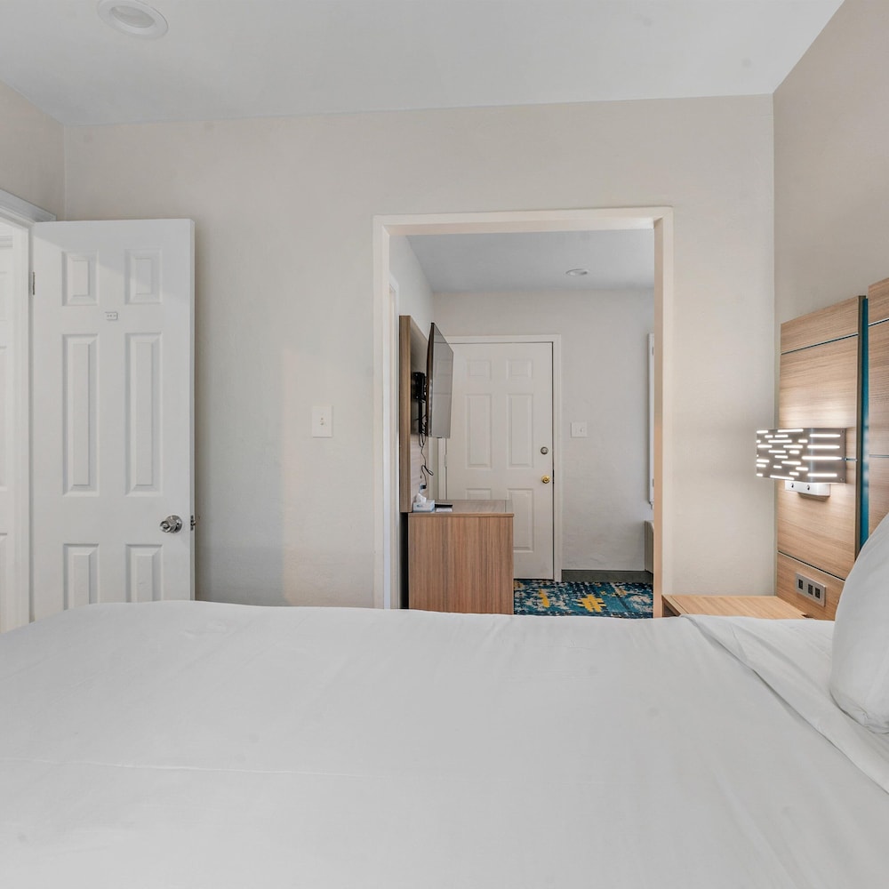 Pacific Shores Inn 36/56