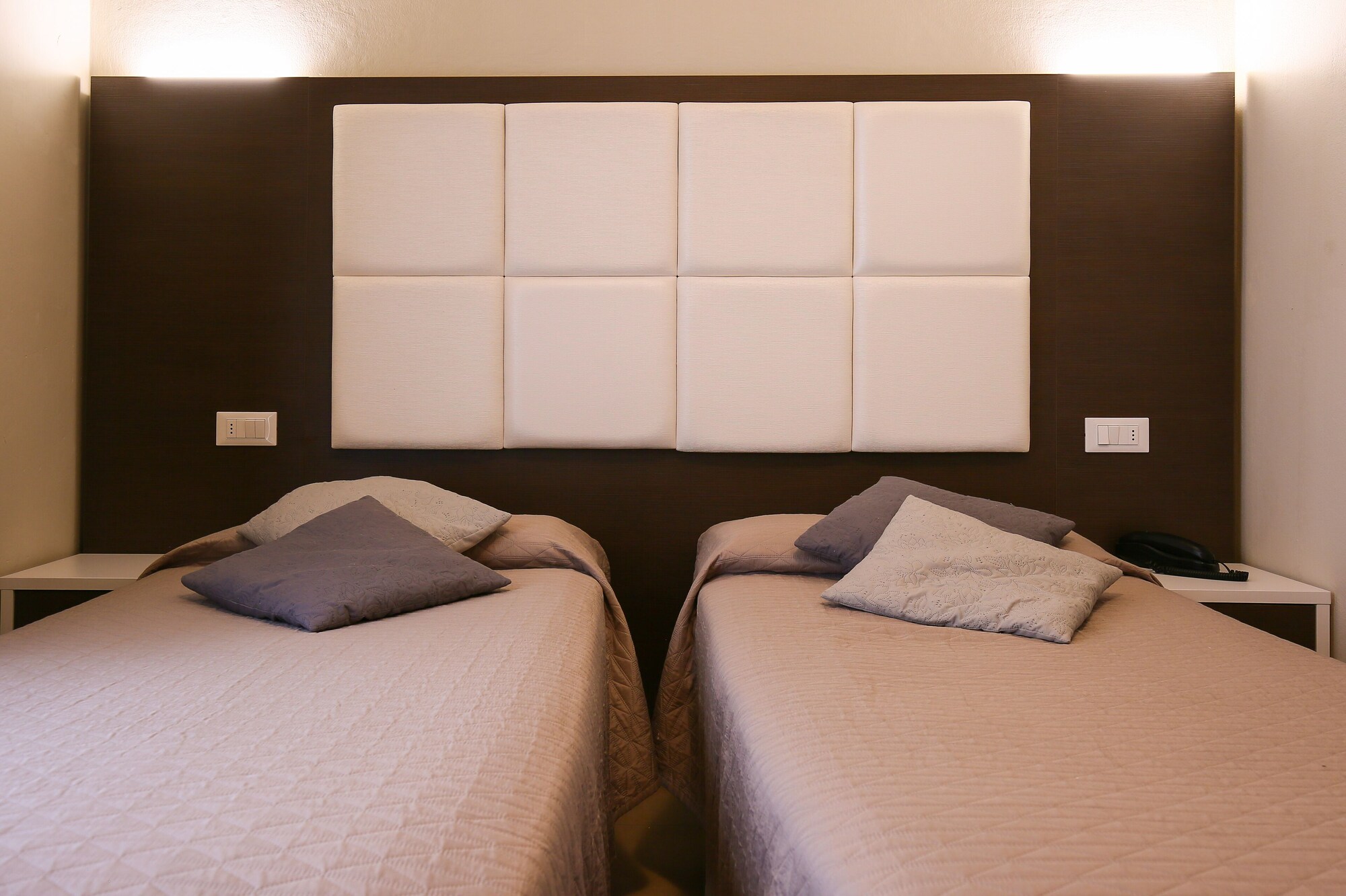 ROOM, DOUBLE OR TWIN BED