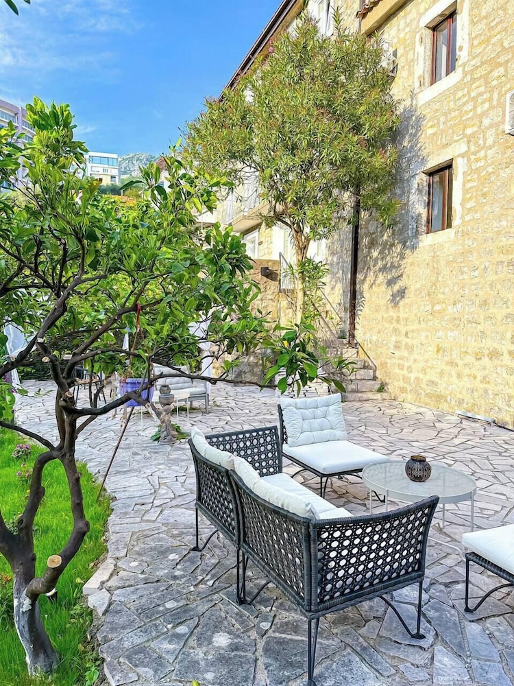 Serenita Stone House 21/22