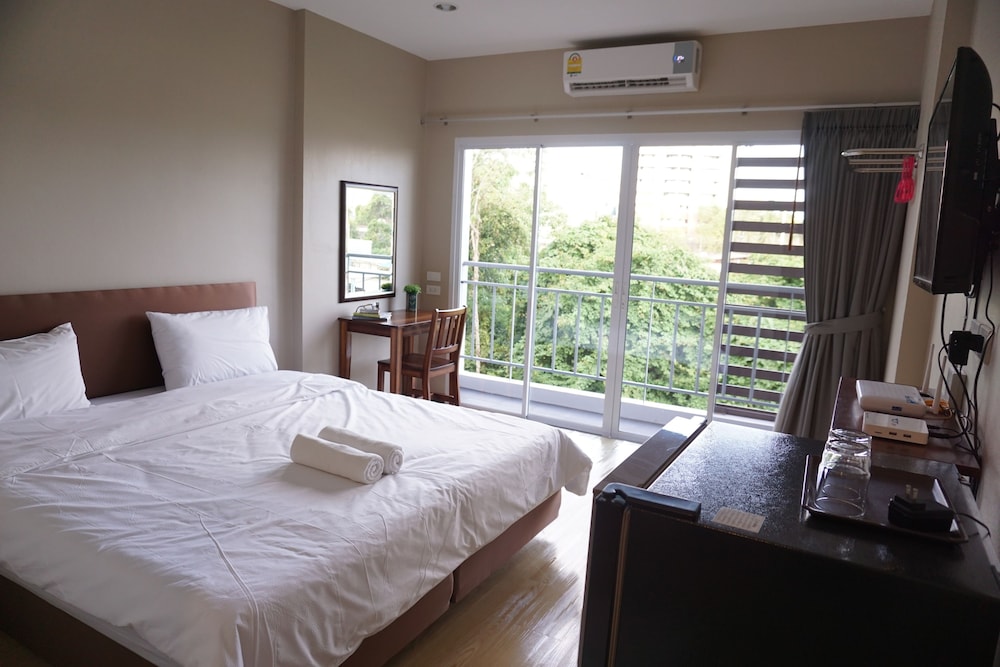 Chompu Nakarin Apartment 11/57