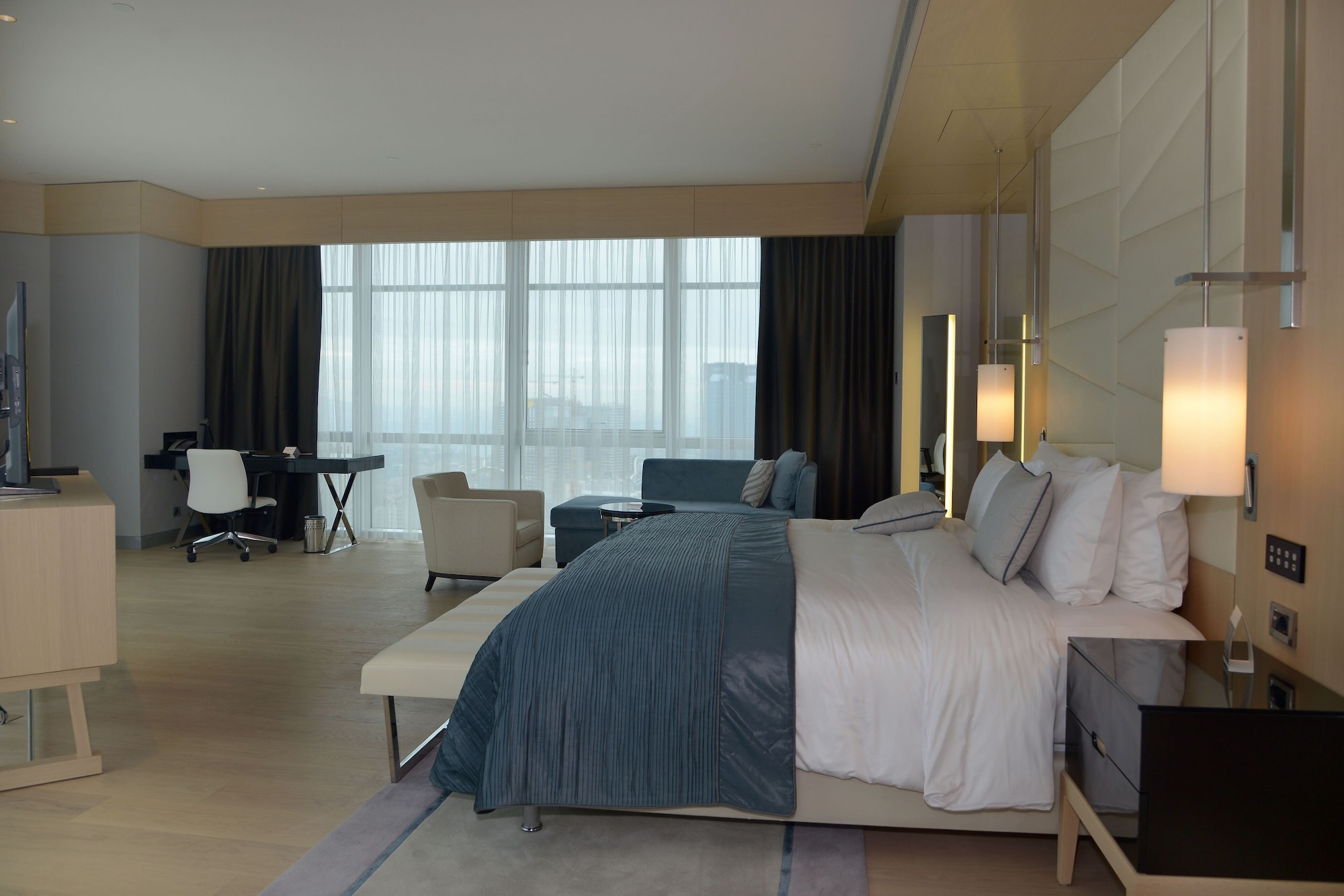 1 Bedroom, Senior, Suite, King Bed, Partial Sea View, Kitchenette