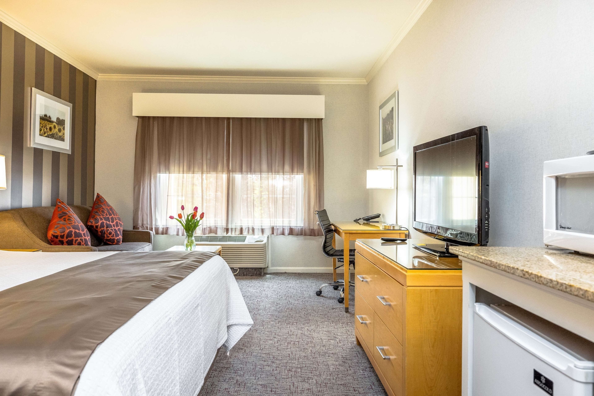جناح بسرير كينج بشرفة مع أريكة، Best Western Plus Dixon Davis 2/10