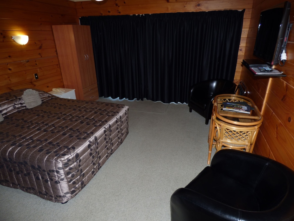 CEDARWOOD LAKESIDE MOTEL AND CONFERENCE VENUE 56/75