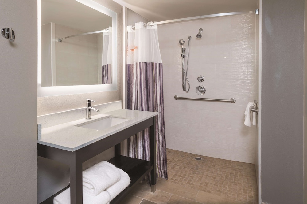 La Quinta Inn and Suites by Wyndham Kennesaw 26/46