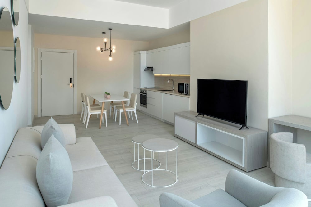 Element West Bay Doha 30/50