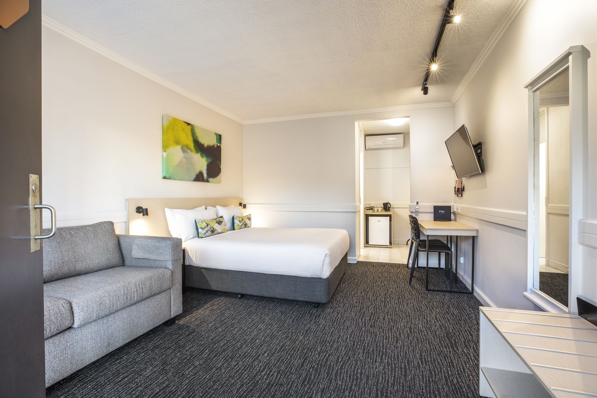 STUDIO, QUEEN BED, SOFA