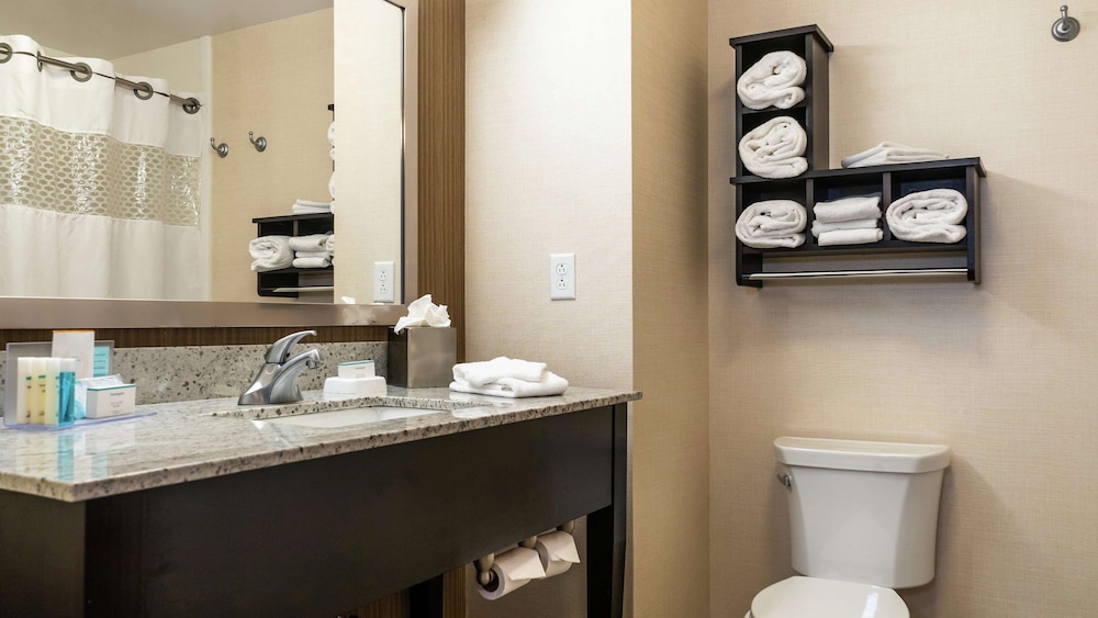 Hampton Inn Suites Baltimore Woodlawn 14/34