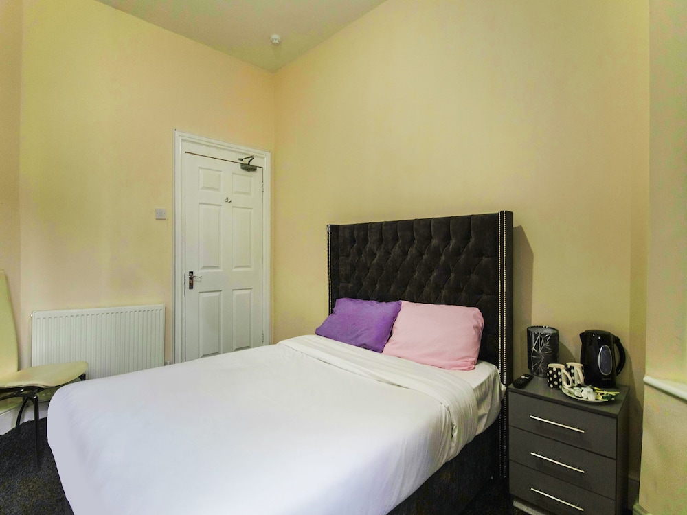 OYO The Longlands Hotel 17/39