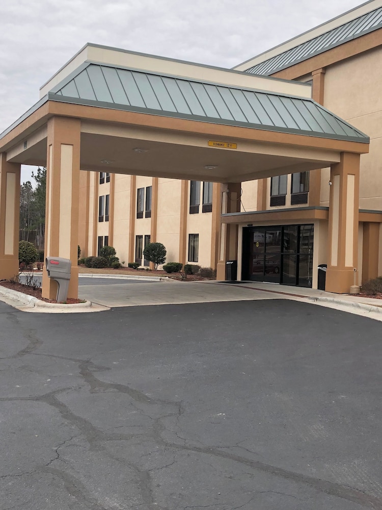 La Quinta Inn & Suites by Wyndham Fayetteville I-95 9/29