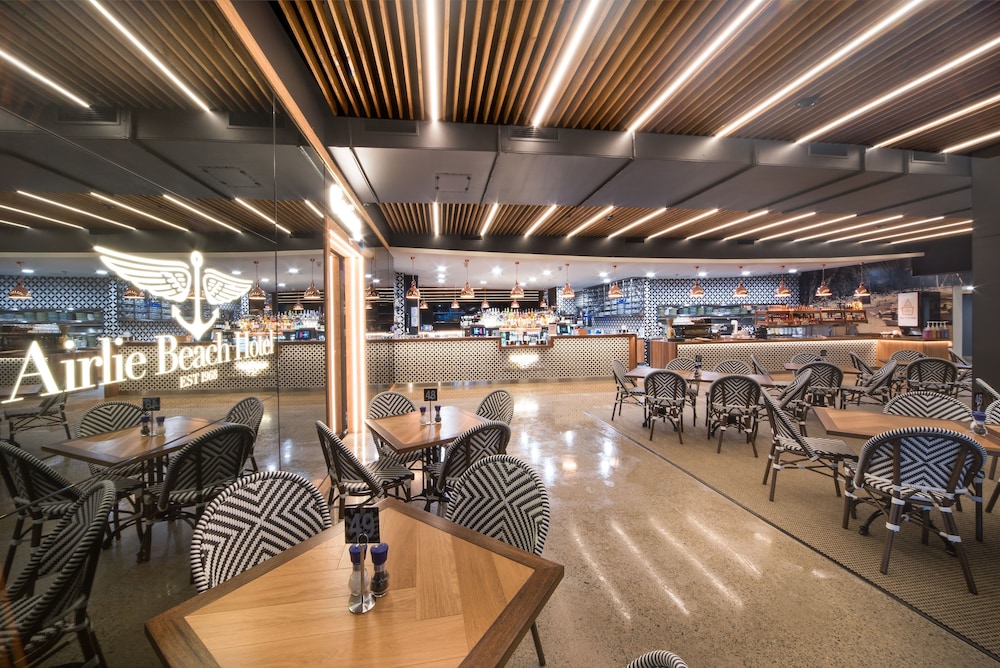 AIRLIE BEACH HOTEL 49/70