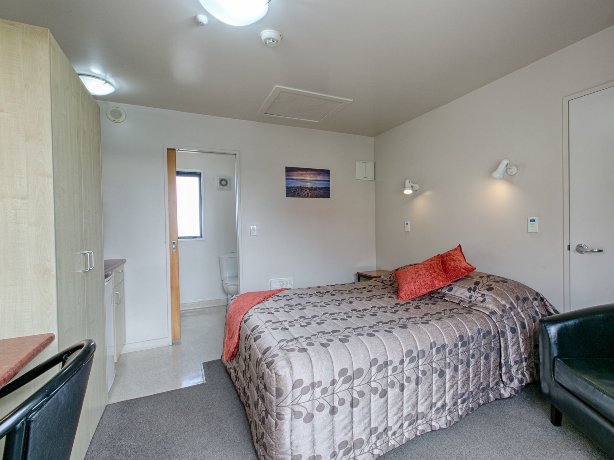Compact, Studio, Queen Bed, Bella Vista Motel Hokitika 2/10