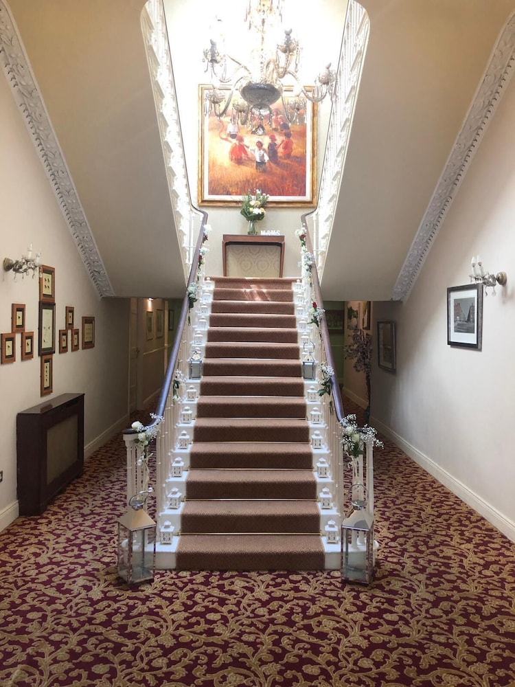 Castle Oaks House Hotel 33/58