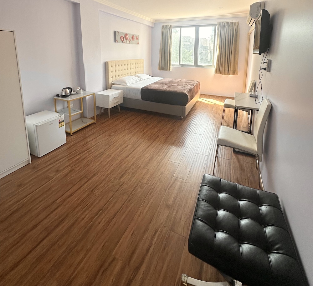 ROOM, KING BED, SHARED BATHROOM
