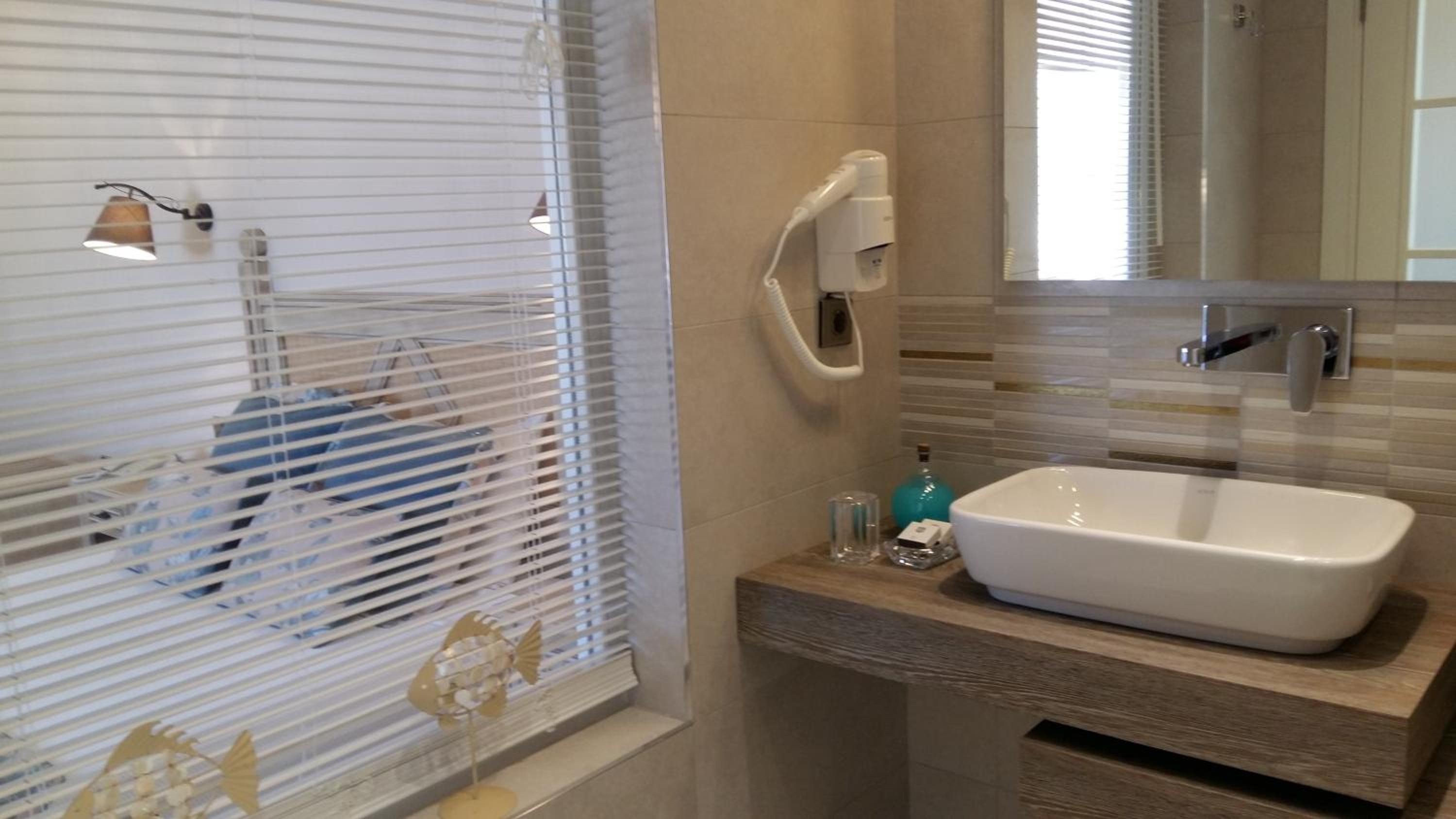 غرفة ديلوكس بسرير مزدوج بإطلالة على البحر بشرفة، Torbahan Boutique Hotel 4/4