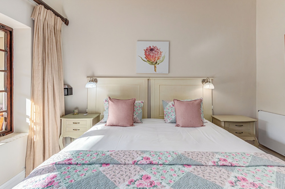 DELUXE, STUDIO, SUITE
