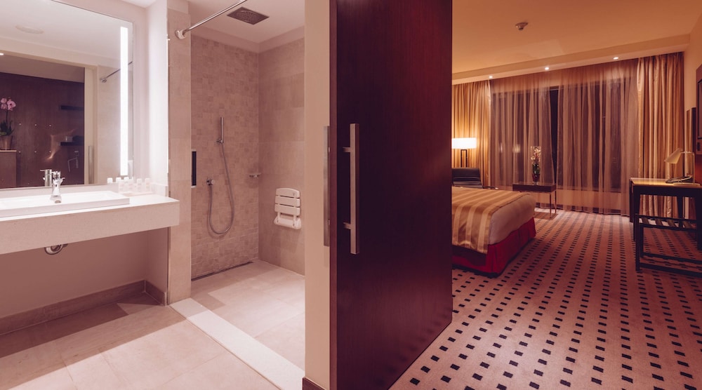 RADISSON BLU HOTEL NAIROBI UPPER HILL 25/77