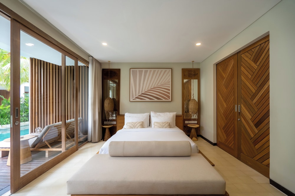 LAGOON, DELUXE, POOL ACCESS