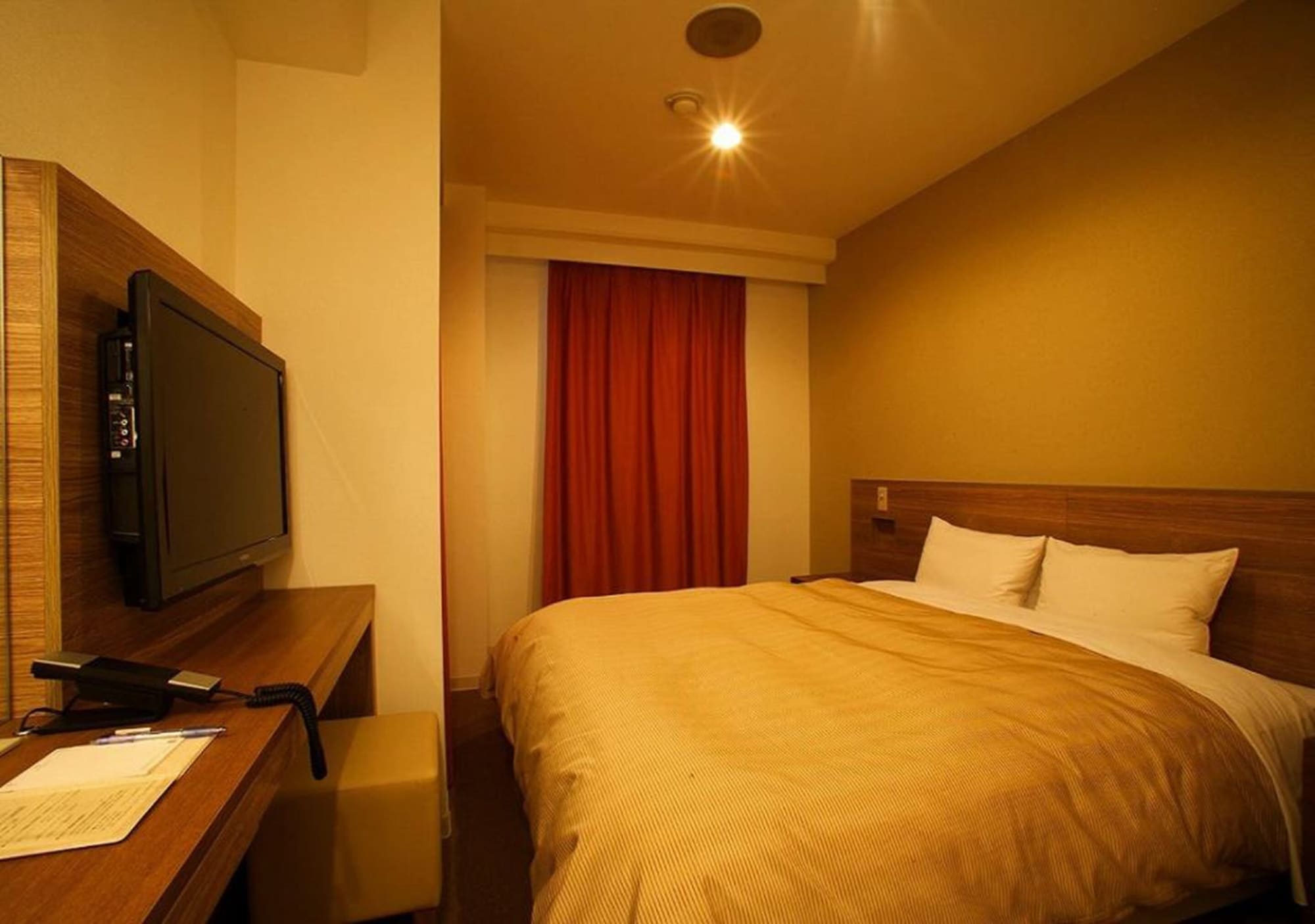 ROOM, DOUBLE BED, CORNER