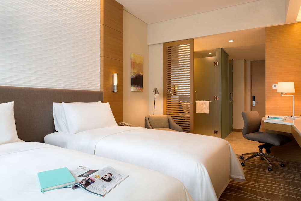 CLUB, TWIN BEDS