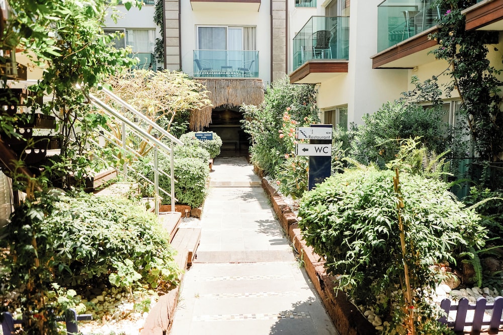Marin-A Hotel 33/35