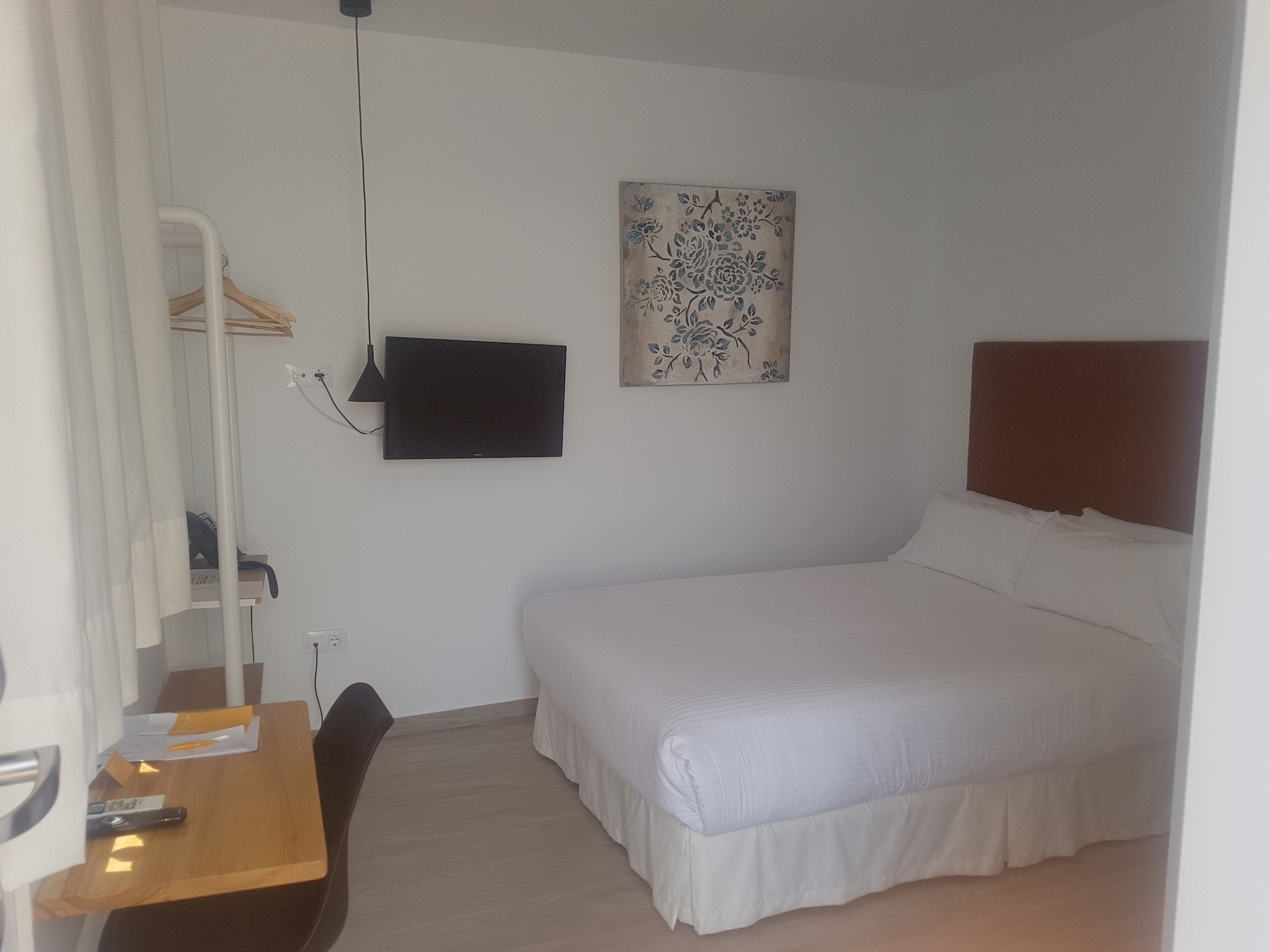 ROOM, SINGLE