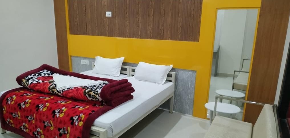ROOM, DOUBLE BED