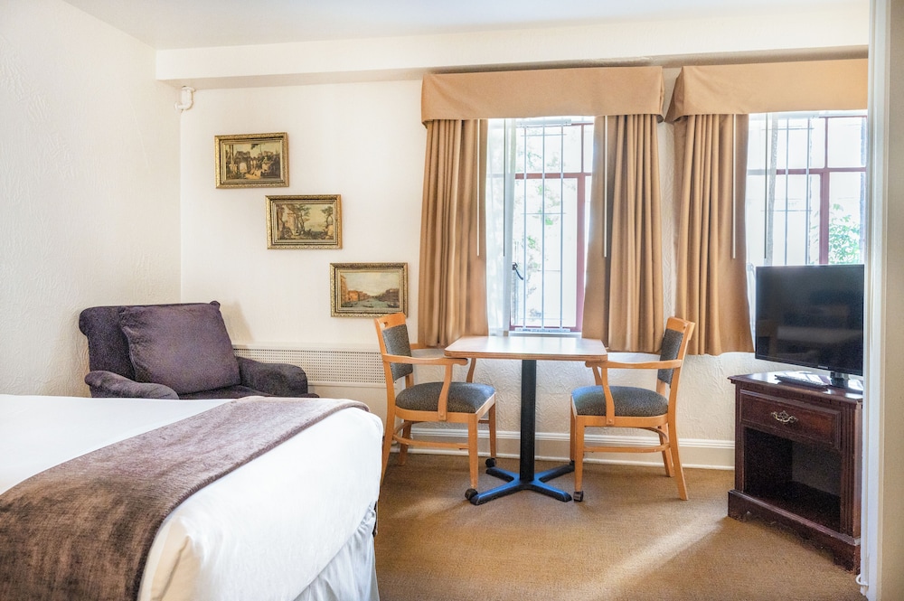 STUDIO, DOUBLE OR TWIN BED