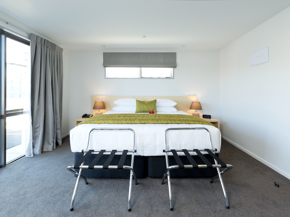 2 On Whiteleigh Motel 26/59