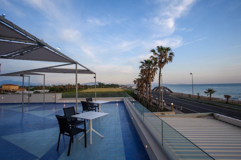 Ancora Hotel 64/72