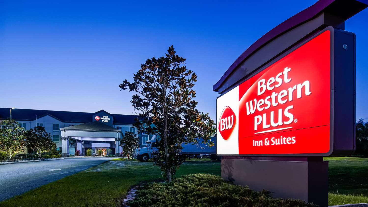 Best Western Plus Chain of Lakes Inn & Suites 2/32