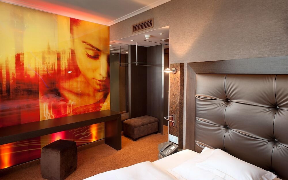 Savoy Hotel 9/33