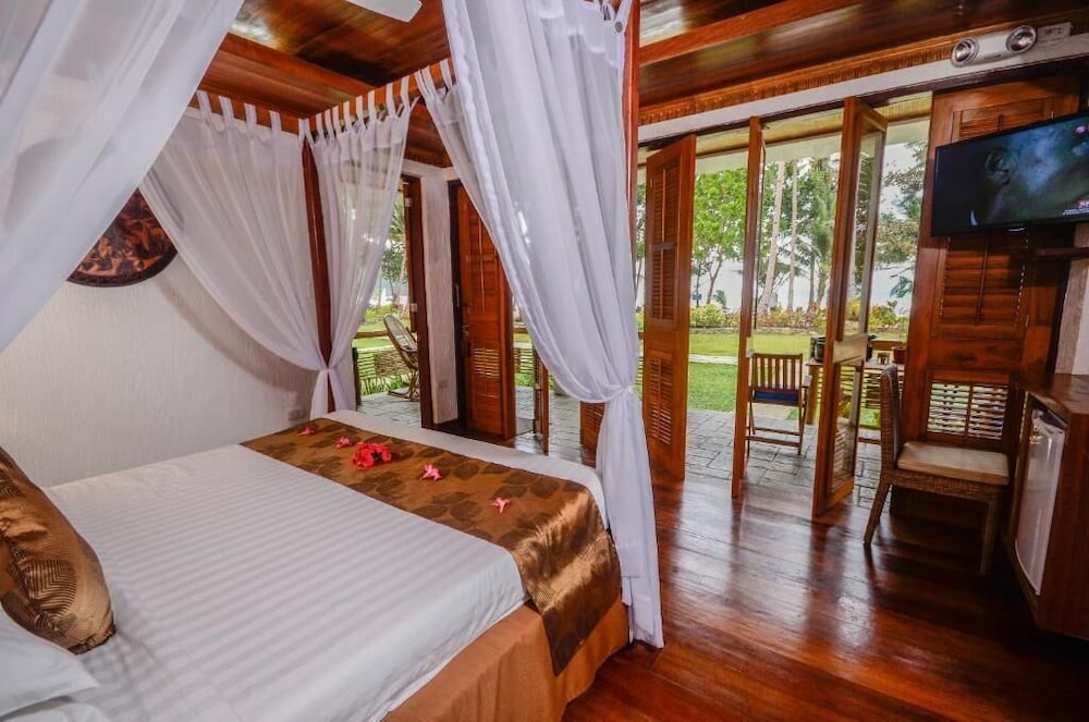 3 Bedrooms, Suite, 2 Double and Twin Beds, Beach Front, Balcony