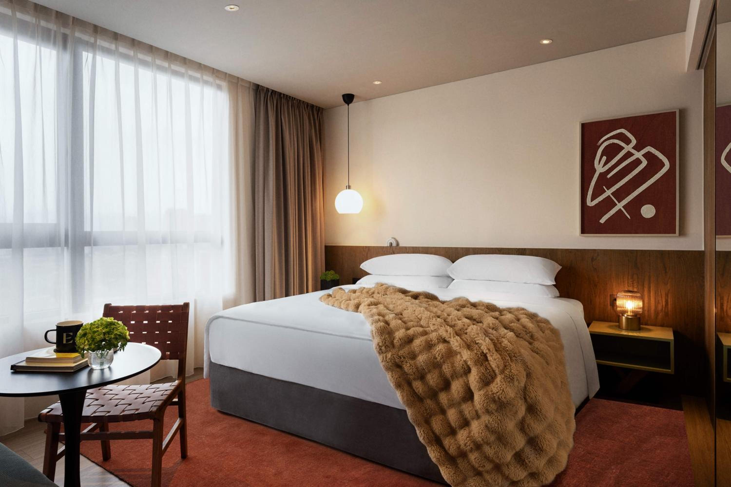 DELUXE, KING BED, SOFA, CORNER