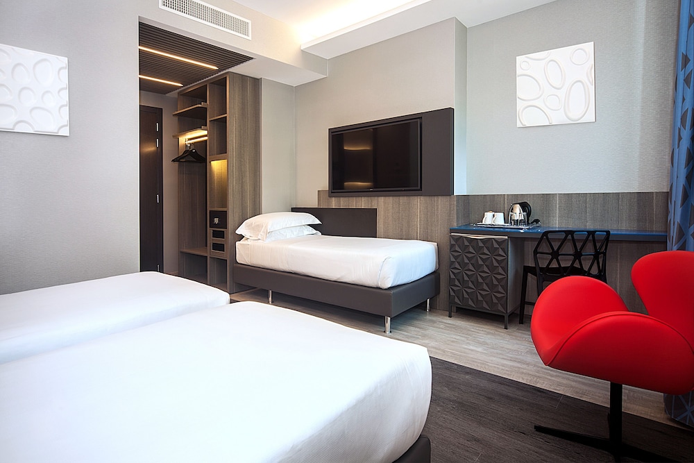 غرفة ثلاثية بسريرين منفصلين مع أريكة، iQ Hotel Milano 2/4