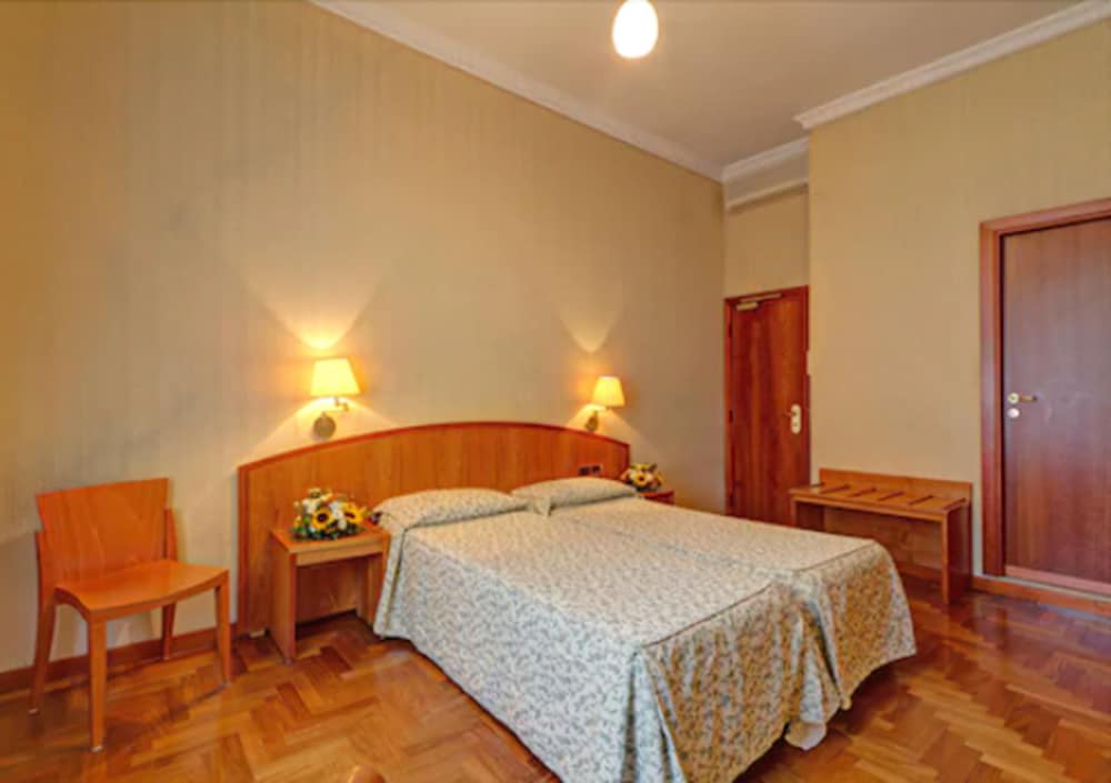 ROOM, SINGLE