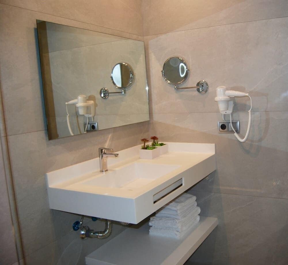 Broncemar Beach Suites Hotel 47/51