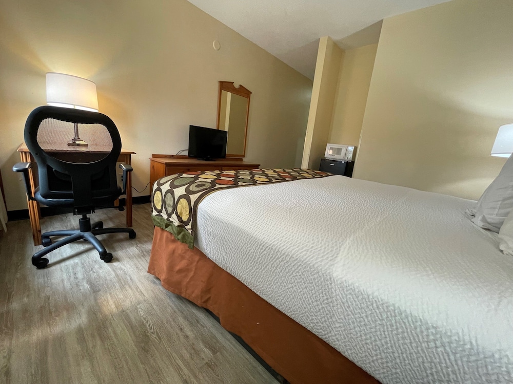 Super 8 By Wyndham Pevely 17/30