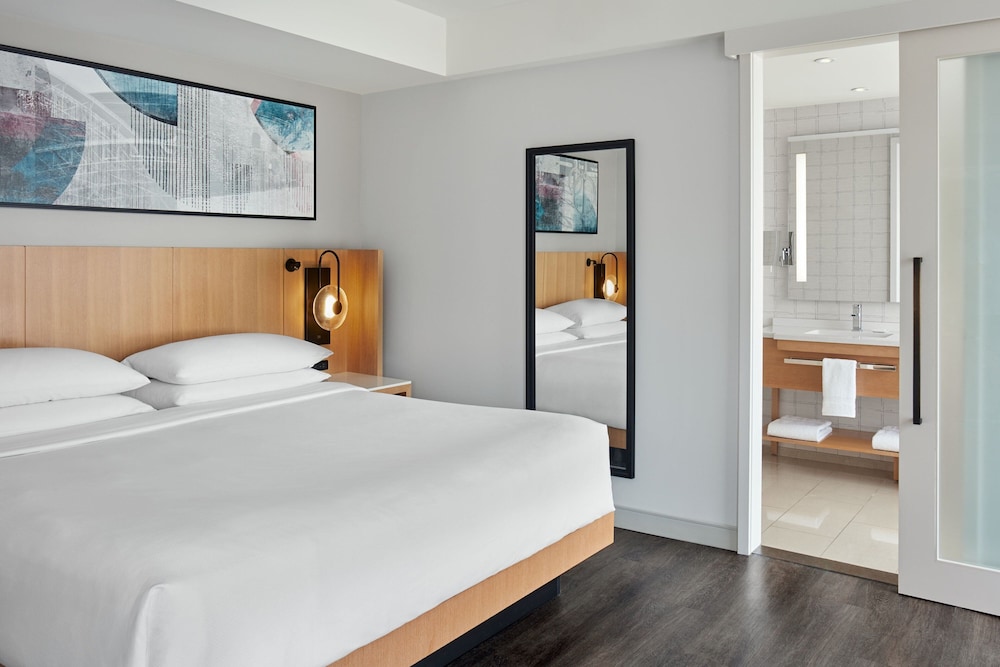 Junior Suite, King Bed, Tower View