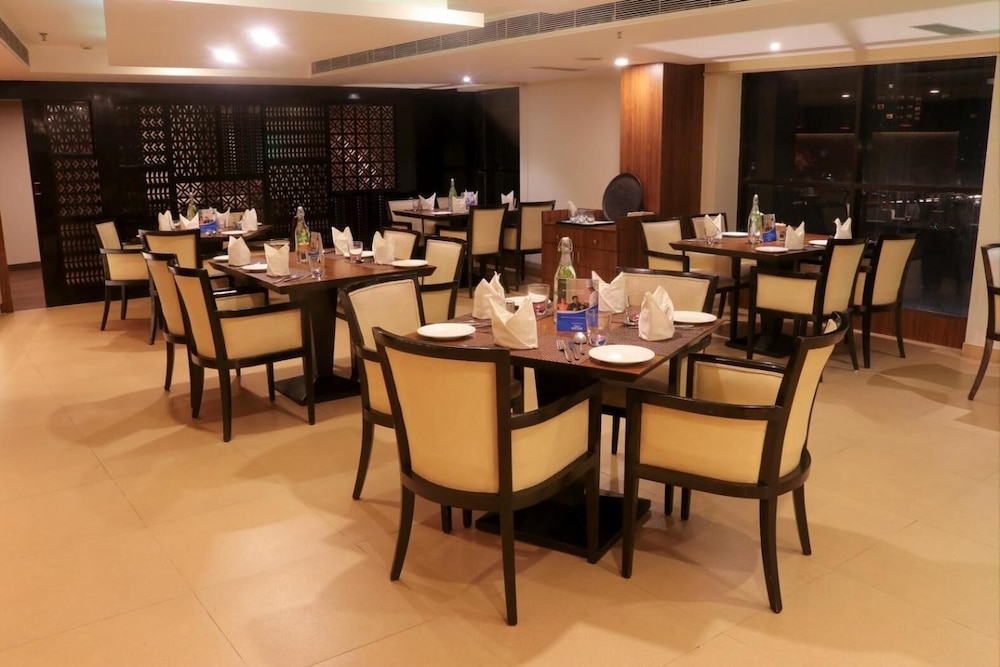 Le Lac Sarovar Portico 32/56
