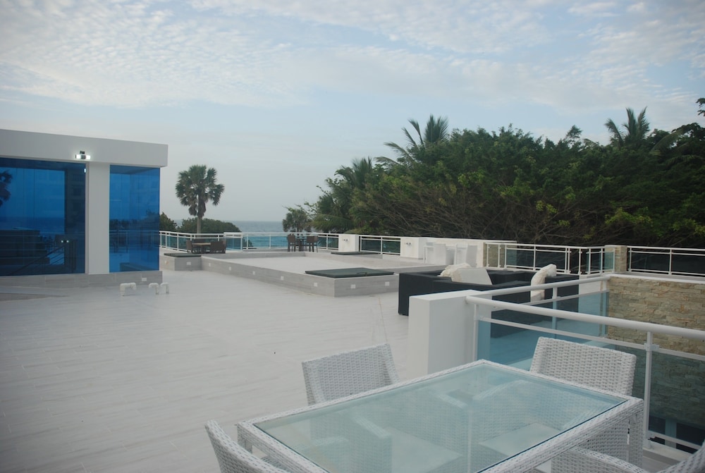 E And J Beach Condos 13/35