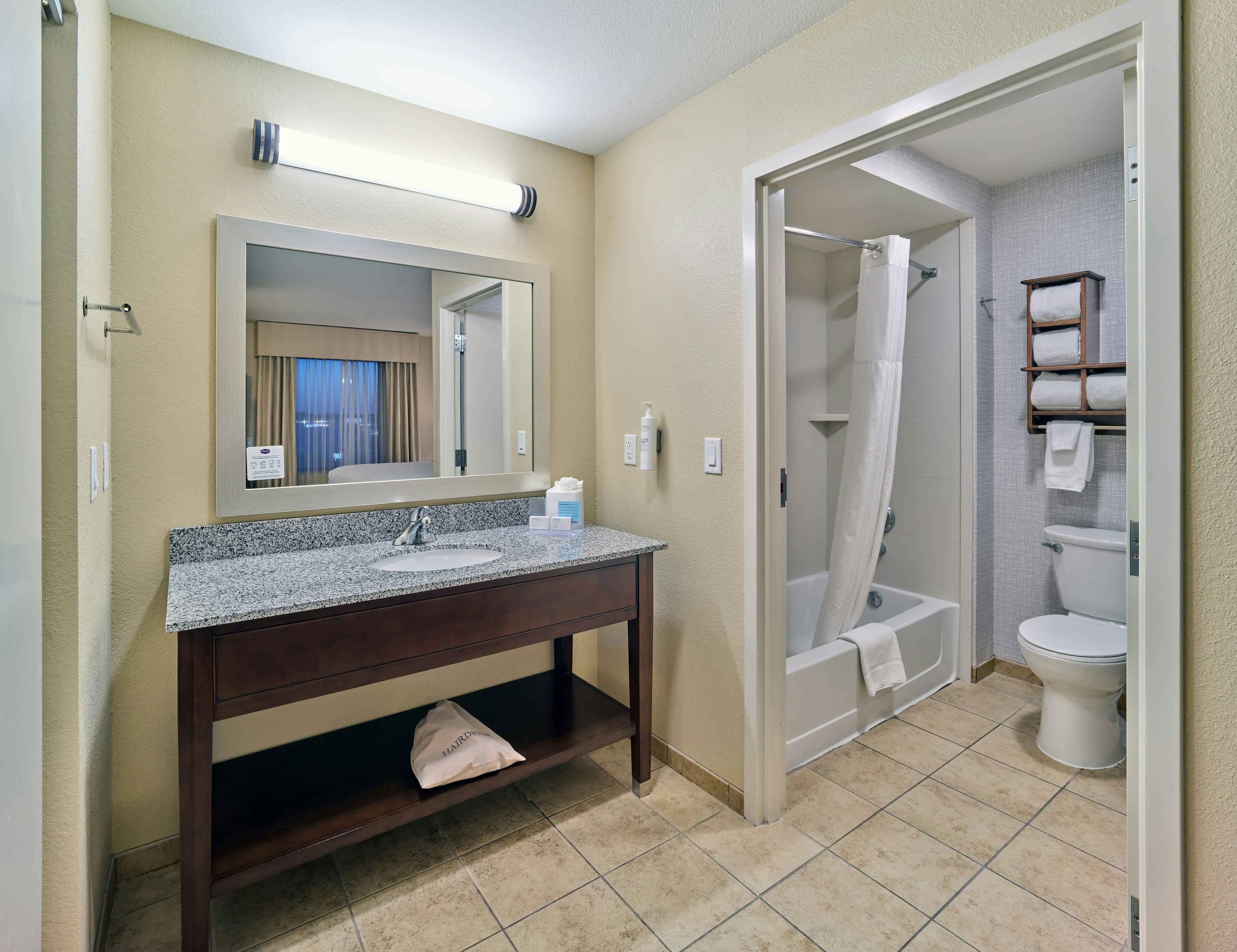 استوديو بسريرين كوين، HAMPTON INN OMAHA MIDTOWN-AKSARBEN AREA 6/8